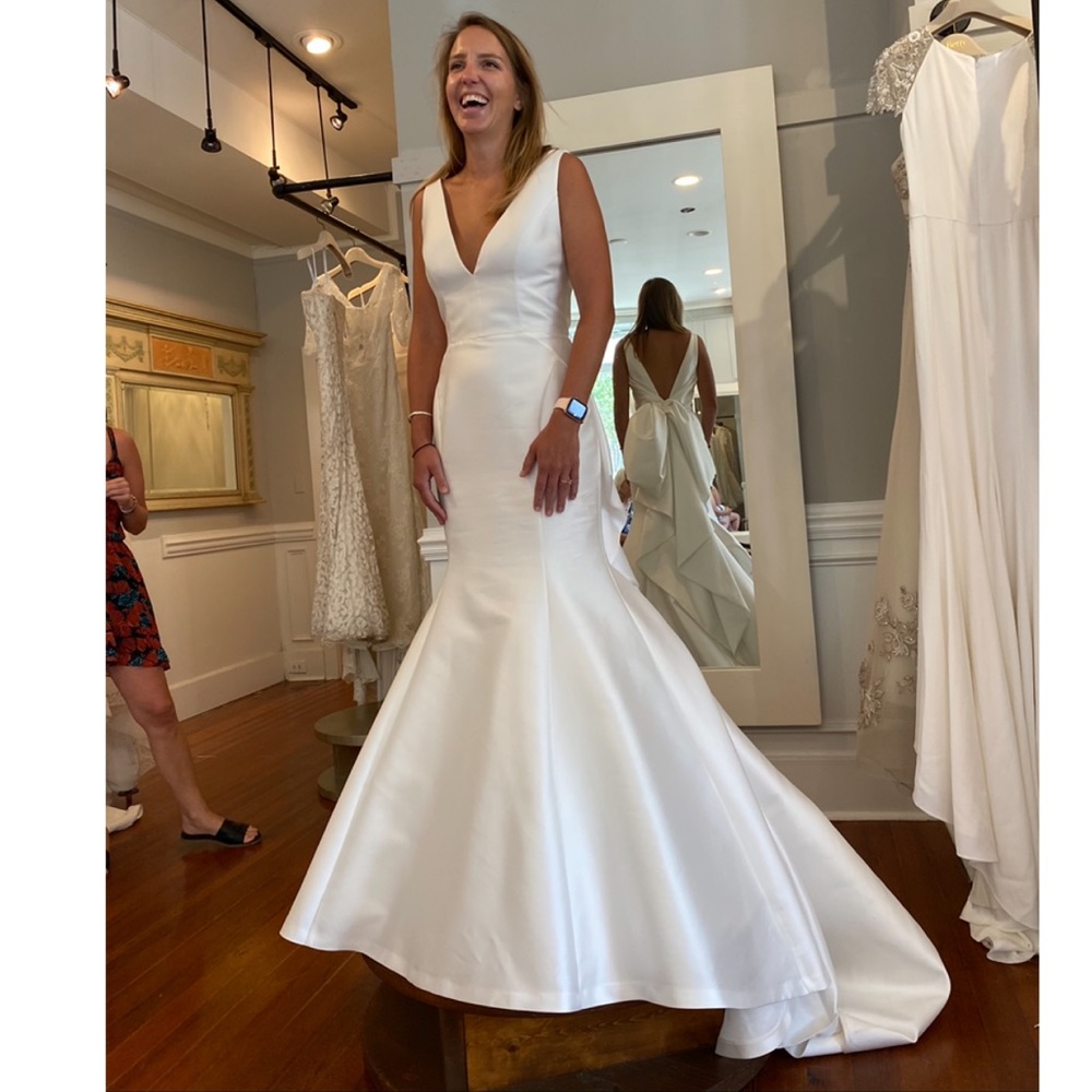 Carolina Herrera Lyla Bow Back Trumpet Mikado Gown - Picture 3 of 9